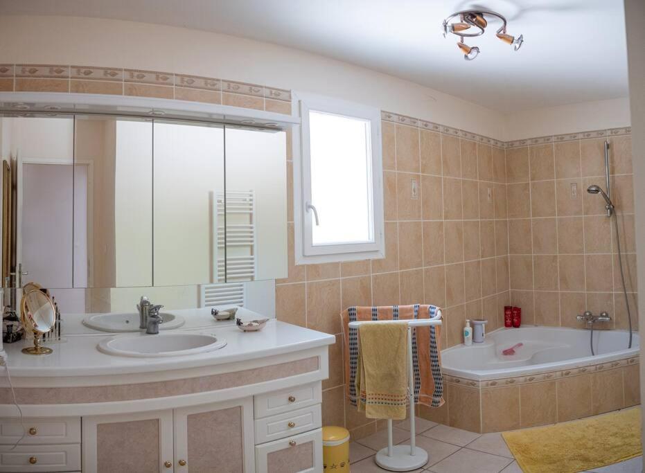 Villa Calme Avec Piscine A Greoux Εξωτερικό φωτογραφία